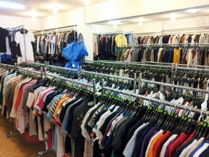 ธุรกิจการขายเสื้อผ้ามือสอง ธุรกิจการขายเสื้อผ้ามือสอง ในปัจจุบันกำลังได้รับความนิยม